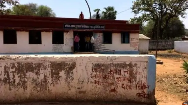 छत्तीसढ़ में एक पोलिंग बूथ