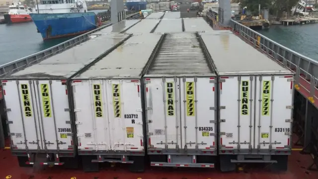 Cajas de tráileres abordo del barco