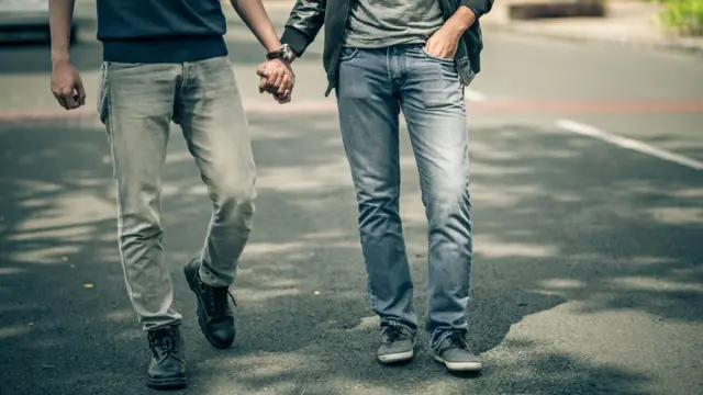 Dos hombres caminando de la mano