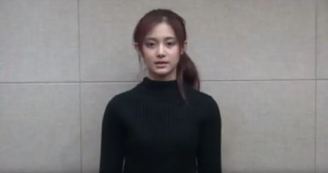 쯔위는 대만 출신으로 13살에 연습생 트레이닝을 받기 위해 한국에 왔다