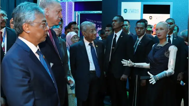 من المؤتمر.. بحضور الروبوت