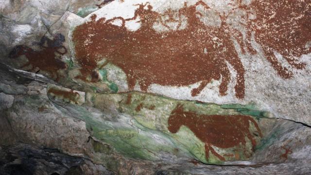 Una pintura rupestre en una cueva.