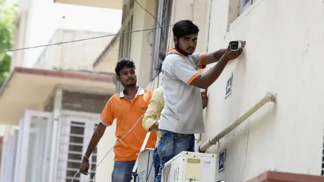 सीसीटीवी लगाते लोग