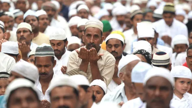 नमाज़ पढ़ते लोग