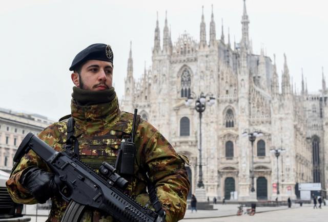 意大利米兰街头的持枪军人。
