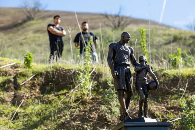 Una escultura de bronce del artista Dan Medina que representa a Kobe Bryant y su hija Gianna fue colocado en el lugar del accidente, en Calabasas, California, el pasado 26 de enero.