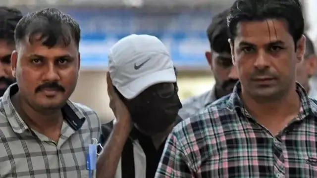 मोहम्मद ज़ुबैर (बीच में)