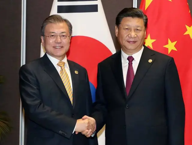 아시아태평양경제협력체(APEC) 정상회의 참석차 파푸아뉴기니를 방문 중인 문재인 대통령이 17일 오후(현지시간) 포트모르즈비 스탠리 호텔에서 시진핑 중국 국가주석과 만나 악수하고 있다