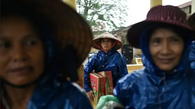 Người dân nhận quà cứu trợ ở Quảng Trị