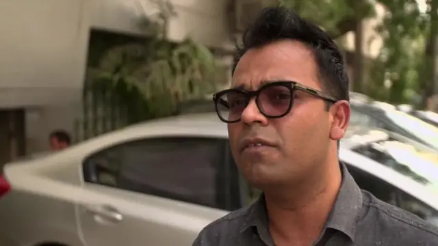 કરાચીની એડવર્ટાઈઝિંગ કંપની સાથે જોડાયેલા અસરાર આલમ