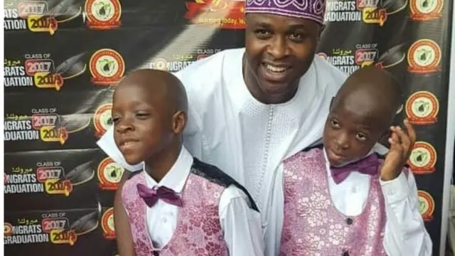 Femi Adebayo ati awọn ibeji rẹ.