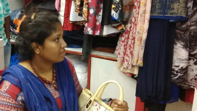 বাংলাদেশী একজন ক্রেতা