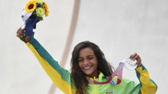 Rayssa comemora medalha