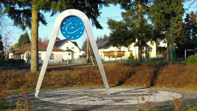 Los 25 miembros de la UE (2004-2007) tenían un centro calculado por el IGN en el pueblo de Kleinmaischeid, Alemania.