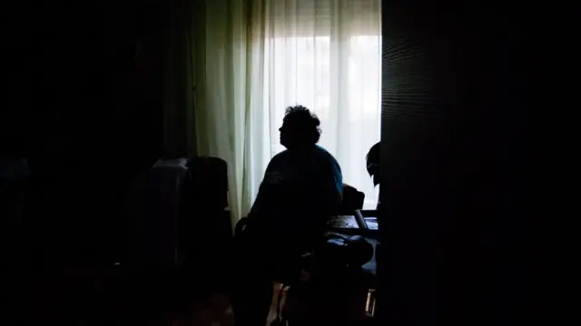 Mujer mayor sentada sola