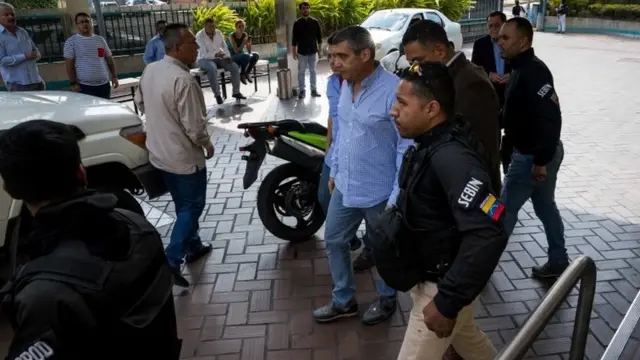 Rodríguez Torres fue escoltado por agentes de inteligencia venezolanos a una camioneta en las afueras de un hotel en el centro de Caracas.