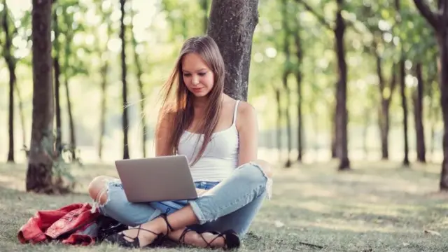 ऑफिस के काम पूरे करने के लिए छुट्टी लेना कितना सही?