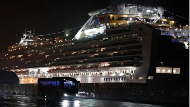 No cruzeiro Diamond Princess, havia maisesporte da sor te3.700 pessoas a bordo