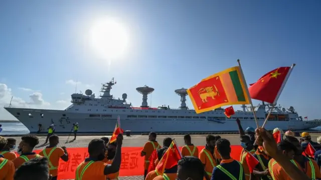 চীনা জাহাজের আগমন উপলক্ষে হাম্বানটোটা বন্দরে জড়ো হন বহু মানুষ।