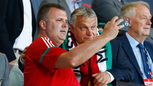 El primer ministro húngaro, Viktor Orban, se hace un selfie con un hincha de Hungría antes de un partido entre Italia y Hungría.