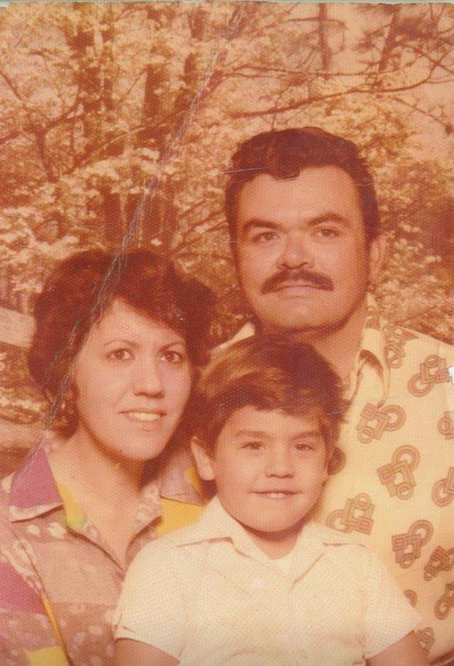 Manny Flores junto a su madre y su padre.