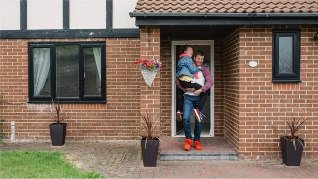 Un hombre carga a una niña