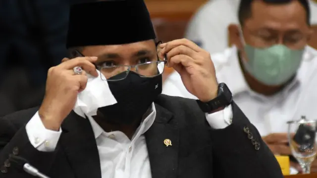 Menteri Agama Yaqut Cholil Qoumas (kiri) mengikuti rapat kerja dan rapat dengar pendapat dengan Komisi VIII DPR di Kompleks Parlemen, Senayan, Jakarta, Senin (30/5/2022)
