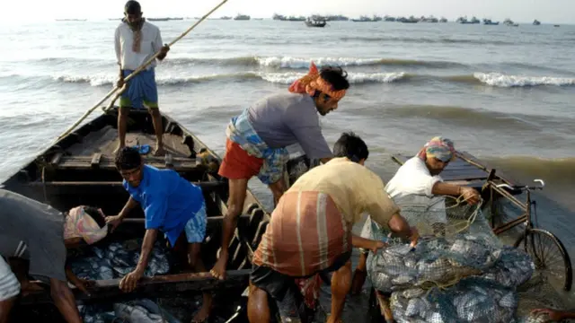 ඉන්දීය ධීවරයෝ බෝට්ටු සහ ට්රෝලර් යාත්රා මගින් ධීවරයෝ ශ්රී ලංකා මුහුදුතීරයට ඇතුල්වෙති.