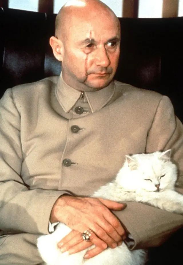 007 영화에는 인민복을 입은 악당이 등장한다. '007 스펙터'의 블로펠드가 대표적이다.