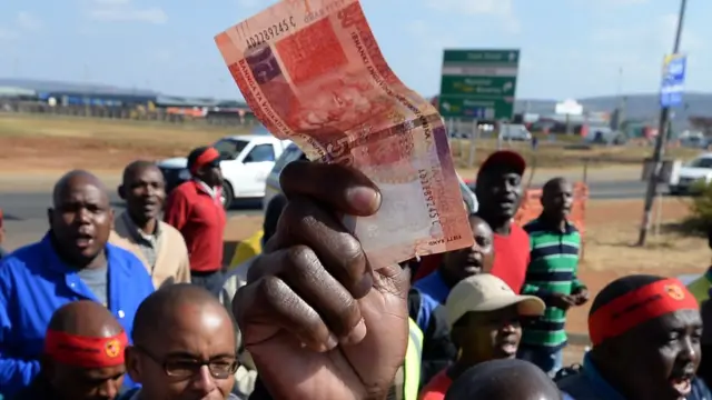 0337　South African’s Economic Crisis _88419439_gettyimages-