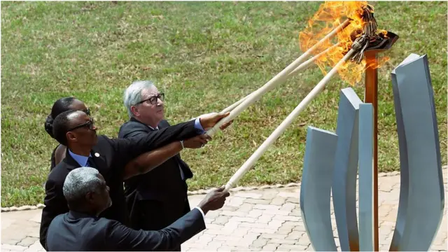 స్మారక చిహ్నం వద్ద జ్యోతి వెలిగిస్తున్న రువాండా అధ్యక్షుడు పాల్ గామే