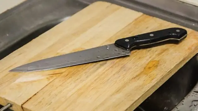 Un couteau sur une planche à couper