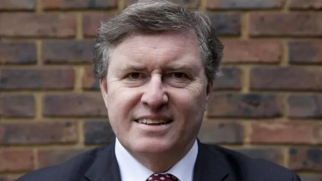 جراح نهارا ومصور نجوم الروك ليلا