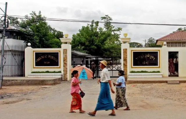 교도소 입구를 지나는 양곤 시민들
