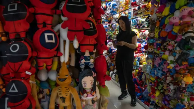 شرکت‌های چینی اقدام به تولید لباس‌های به کار رفته در این سریال کرده‌اند