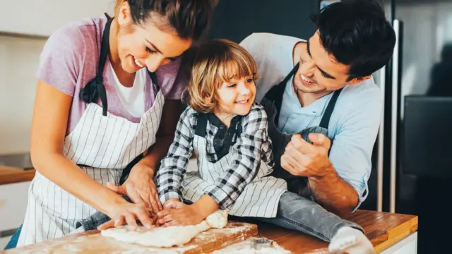 Padres jugando con su hijo.