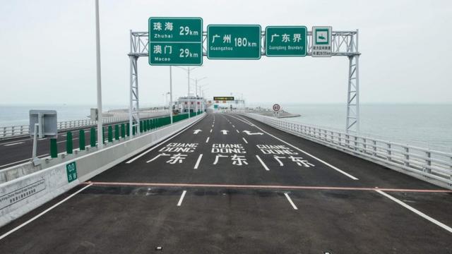 港珠澳大桥上有清晰标示中国大陆的管辖界线。