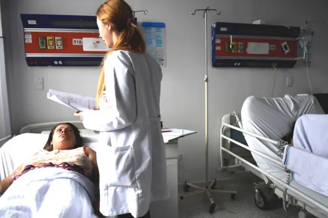 अस्तपाल में इलाज करवा रही महिला