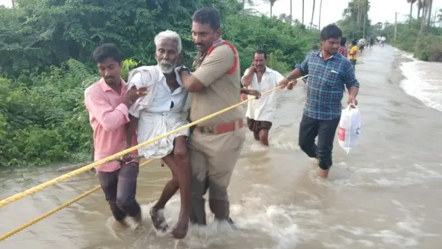 వరద బాధితులను సురక్షిత ప్రాంతాలకు తరలిస్తున్న పోలీసులు