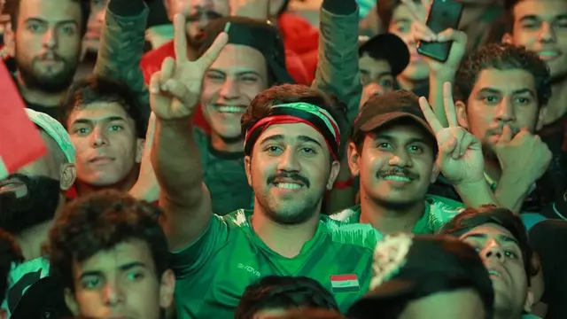 ராஜிநாமா அறிவிப்பு வெளியானதை அடுத்து போராட்டக்காரர்கள் வீதிகளில் இறங்கிக் கொண்டாடத் தொடங்கிவிட்டனர்.