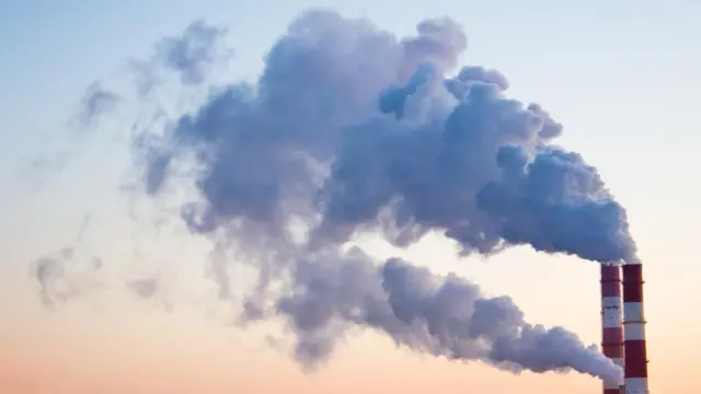 పరిశ్రమ నుంచి వెలువడుతున్న పొగ