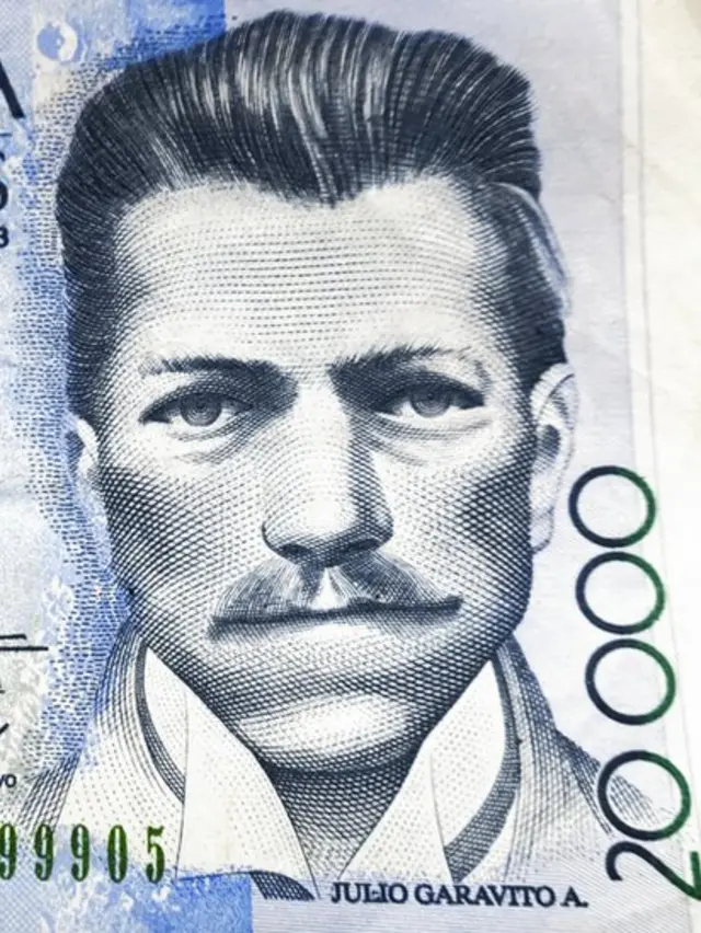 Fragmento de billete de 20.000 pesos colombianos.