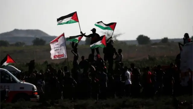 شبان يحملون العلم الفلسطيني