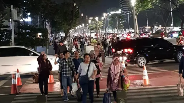 Warga berhamburan turun dari gedung tinggi Jakarta.