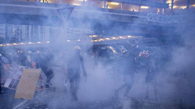 香港新界大围示威者在警察催泪瓦斯中逃走（10/8/2019）
