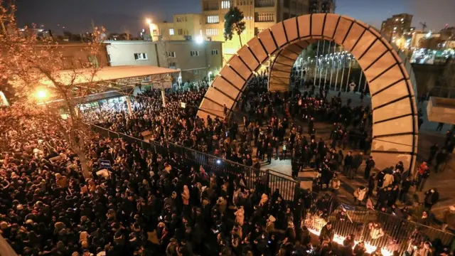 ایرانی طلبا تہران کی یونیورسٹی امیر کبیر کے باہر مظاہرہ کر رہے ہیں