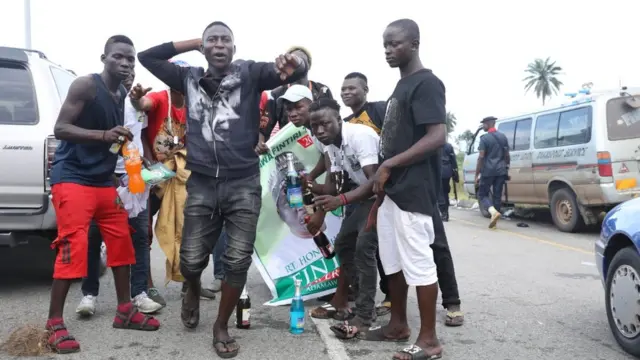 Young pipo dey selense groove for di convention and dey use Shaku-Shaku to campaign