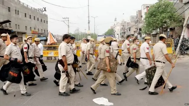 జహంగీర్‌పురిలో పోలీసులు