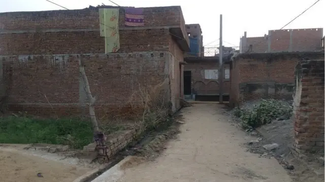 ઘરની બહારની તસવીર