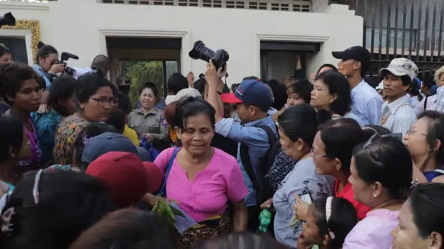 မြန်မာ့နှစ်သစ်ကူး နှစ်ဆန်း ၁ ရက်က အင်းစိန်အကျဉ်းထောင်ကနေ သမ္မတရဲ့ လွတ်ငြိမ်းချမ်းသာခွင့်နဲ့ အကျဉ်းသားတချို့ လွတ်မြောက်လာတာ ဖြစ်ပါတယ်